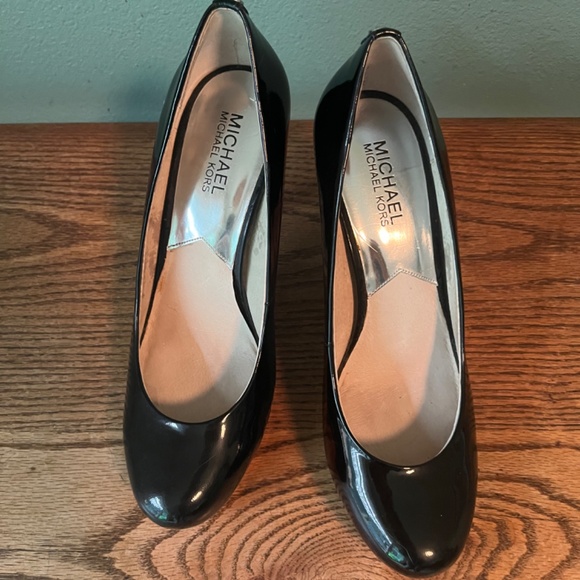 MICHAEL Michael Kors Black Patent Pumps   4" High Heel   Size 8.5 - Picture 2 of 10
